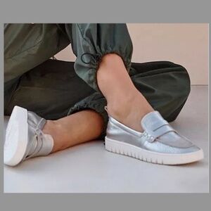 Vionic Uptown Loafer Silver Size 9